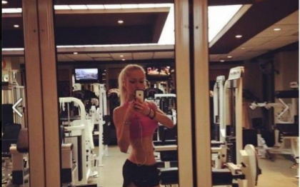 Cum arata "femeia Barbie" intr-o fotografie postata pe Facebook, in care nu are machiaj
