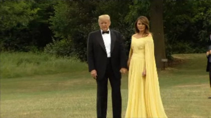 Donald si Melania Trump, intampinati de Theresa May, la prima vizita oficiala in Marea Britanie - VIDEO