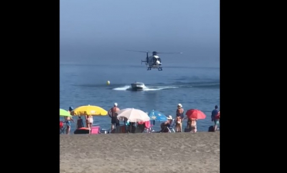 Scene de film in Malaga. Un traficant de droguri si-a abandonat barca si a fugit printre turisti - VIDEO Scene de film in Malaga. Un traficant de droguri si-a abandonat barca si a fugit printre turisti - VIDEO