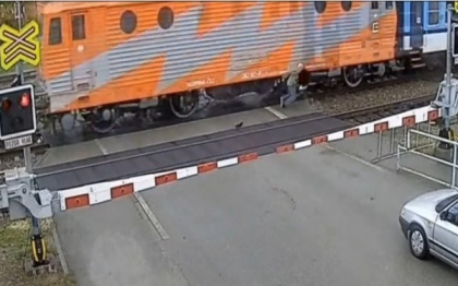 Momentul in care un pensionar este lovit de un TREN, surprins de camerele VIDEO. Ce s-a intamplat cu batranul este uimitor
