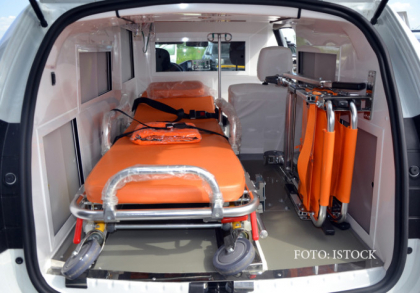 Sofer de ambulanta, prins in timp ce transporta droguri cu sirena pornita pe o strada din orasul tanzanian Tarime Sofer de ambulanta, prins in timp ce transporta droguri cu sirena pornita pe o strada din orasul tanzanian Tarime