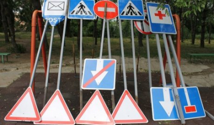 Un drum din Briceni a ramas fara indicatoare rutiere. Un tanar a scos sase semne de circulatie, le-a pus in masina si a plecat. Ce le-a spus politistilor Un drum din Briceni a ramas fara indicatoare rutiere. Un tanar a scos sase semne de circulatie, le-a pus in masina si a plecat. Ce le-a spus politistilor