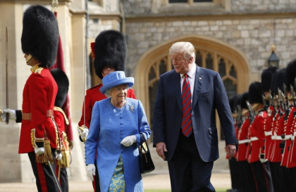 Noua gafa a lui Trump. Ce a dezvaluit din discutia cu regina Marii Britanii Noua gafa a lui Trump. Ce a dezvaluit din discutia cu regina Marii Britanii