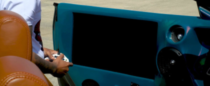 E singurul om din lume care conduce asa ceva. Masina lui se decapoteaza dintr-un controller de Xbox - VIDEO