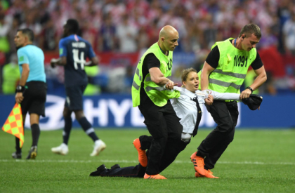 Trei suporteri au intrat pe teren in timpul finalei Franta - Croatia - FOTO Trei suporteri au intrat pe teren in timpul finalei Franta - Croatia - FOTO