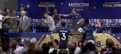 Au intrat peste Deschamps la conferinta si s-au urcat pe masa. Ce au facut jucatorii Frantei dupa ce au luat titlul de campioni mondiali - VIDEO