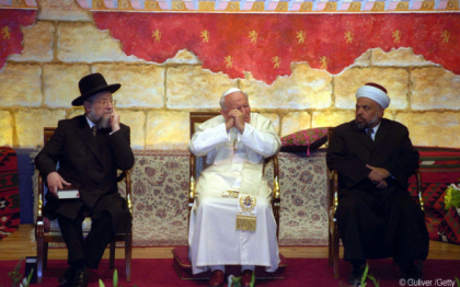 Vaticanul a comprimat secole de istorie in numai 9 ani. Ce mai inseamna un miracol in drumul de la Papa la Sfant in 2014
