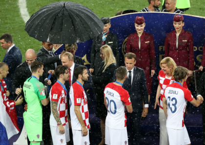 De ce a avut doar Putin umbrela la finala Cupei Mondiale, iar presedintii Croatiei si Frantei - nu. Serviciile ar avea explicatia