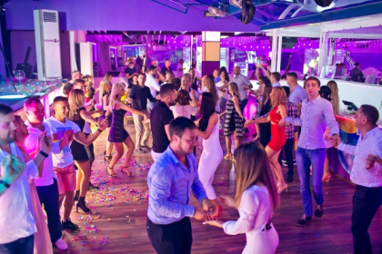Au uitat ca poarta tocuri de 15 centimetri si au incins o hora moldoveneasca! Petrecere plina de surprize intr-un club - VIDEO