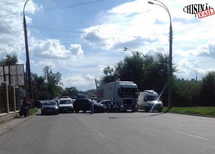 Carambol pe o strada din capitala, dupa ce s-a produs un accident in lant. Cinci masini, printre care si un camion, grav avariate - FOTO Carambol pe o strada din capitala, dupa ce s-a produs un accident in lant. Cinci masini, printre care si un camion, grav avariate - FOTO