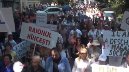 Primarul de Orhei, condamnat la inchisoare in dosarul BEM, alaturi de sustinatorii sai, la un miting impotriva PAS si PPDA. Manifestantii canta si chiuie. Sor a transmis live pe facebook: "Sunt niste sacali" - VIDEO