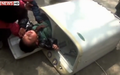 VIDEO. Captiv in masina de spalat. Un copil de doi ani, din China, salvat de pompieri dupa ce a ramas blocat in "uscator" VIDEO. Captiv in masina de spalat. Un copil de doi ani, din China, salvat de pompieri dupa ce a ramas blocat in "uscator"