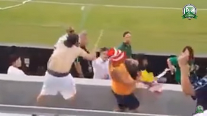 Imagini socante de pe stadion cu una dintre legendele fotbalului! Si-a pierdut cumpatul si i-a dat un pumn unui fan - VIDEO