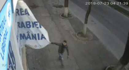 Momentul in care un tanar rupe un banner de pe sediul Partidului Liberal. Imaginile, surprinse de camerele de supraveghere - VIDEO