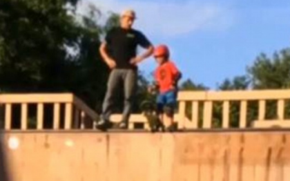 Momentul socant in care un tata isi impinge fiul de sase ani pe o rampa de skateboarding