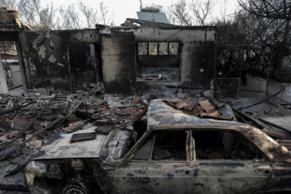Imagini din drona cu dezastrul provocat de incendii in Grecia. "Oamenii plangeau, tipau. Am fugit pe plaja, am vazut o barca, parca era ca la Titanic, toata lumea incerca sa urce" - VIDEO Imagini din drona cu dezastrul provocat de incendii in Grecia. "Oamenii plangeau, tipau. Am fugit pe plaja, am vazut o barca, parca era ca la Titanic, toata lumea incerca sa urce" - VIDEO