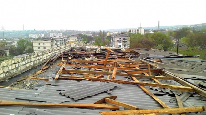 Ploaia din ultimele zile a afectat mai multe raioane din tara: cateva portiuni de drumuri cu piatra s-au deteriorat, culturi agricole - distruse, iar o scoala a ramas fara acoperis Ploaia din ultimele zile a afectat mai multe raioane din tara: cateva portiuni de drumuri cu piatra s-au deteriorat, culturi agricole - distruse, iar o scoala a ramas fara acoperis