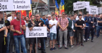 Membrii ai unor federatii de sport, la protest in fata sediul PAS: "Jos mana de pe sport", "DA Arena Chisinau", "sportul este o prioritate". PAS: "Ei va fura, va mint cu aceasta arena" - VIDEO Membrii ai unor federatii de sport, la protest in fata sediul PAS: "Jos mana de pe sport", "DA Arena Chisinau", "sportul este o prioritate". PAS: "Ei va fura, va mint cu aceasta arena" - VIDEO