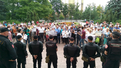 Proiectele propuse de PD privind reducerea impozitului pe venit si amnistia fiscala, votate in doua lecturi - subiectul unui protest organizat PPDA si PAS, in fata Parlamentului: "Nu legalizati banii furati"