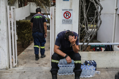 Tragedia unui pompier. Si-a pierdut bebelusul in incendiile din Grecia, iar sotia este in stare critica Tragedia unui pompier. Si-a pierdut bebelusul in incendiile din Grecia, iar sotia este in stare critica