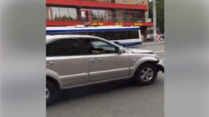 Detalii noi in cazul microbuzului de ruta lovit de un autoturism, in sectorul Rascani. A fost gasita masina, insa soferul a disparut. Doi pasageri din microbuz, transportati la spital Detalii noi in cazul microbuzului de ruta lovit de un autoturism, in sectorul Rascani. A fost gasita masina, insa soferul a disparut. Doi pasageri din microbuz, transportati la spital