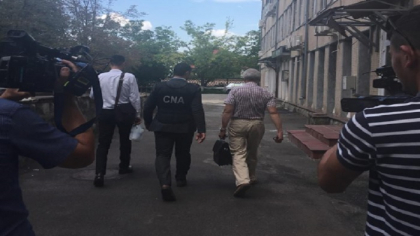 Perchezitii CNA la Centrul Republican de Diagnosticare Medicala, dar si la cateva clinici private din capitala: sapte angajati din sistemul medical, retinuti. De ce sunt invinuiti - GALERIE FOTO
