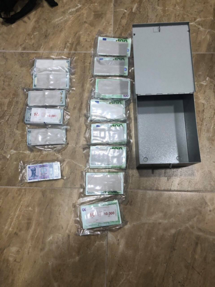 Seful sectiei Tomografie Computerizata si Radiologie ar fi adunat de la pacienti peste 120 de mii de euro si 100 de mii de lei: i-a ascuns intr-o banca din capitala. Ce au gasit autoritatile in birourile unor medici. Detalii de la CNA - FOTO Seful sectiei Tomografie Computerizata si Radiologie ar fi adunat de la pacienti peste 120 de mii de euro si 100 de mii de lei: i-a ascuns intr-o banca din capitala. Ce au gasit autoritatile in birourile unor medici. Detalii de la CNA - FOTO