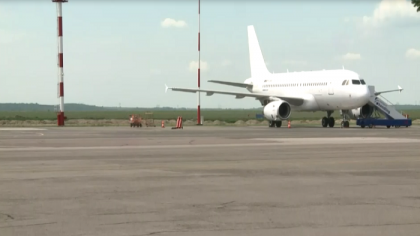 Mai multe curse aeriene inregistreaza intarzieri, dupa incidentul de acum doua zile, cand un avion cu destinatia Chisinau-Sankt Petersburg a fost lovit de fulger Mai multe curse aeriene inregistreaza intarzieri, dupa incidentul de acum doua zile, cand un avion cu destinatia Chisinau-Sankt Petersburg a fost lovit de fulger