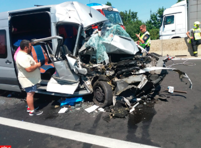 Un microbuz in care s-ar fi aflat mai multi moldoveni, implicat intr-un accident in Austria. Cel putin doua persoane, transportate in stare grava la spital. In zona s-a format un ambuteiaj de 10 kilometri - GALERIE FOTO