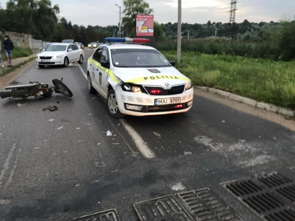 Un motociclist beat a intrat violent intr-o masina a politiei, in Ialoveni. Barbatul, transportat la spital, automobilul oamenilor legii, avariat - GALERIE FOTO Un motociclist beat a intrat violent intr-o masina a politiei, in Ialoveni. Barbatul, transportat la spital, automobilul oamenilor legii, avariat - GALERIE FOTO