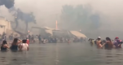 Imagini terifiante, din timpul incendiilor, ies la iveala in Grecia. Oamenii au fugit ingroziti din calea flacarilor in mare - VIDEO Imagini terifiante, din timpul incendiilor, ies la iveala in Grecia. Oamenii au fugit ingroziti din calea flacarilor in mare - VIDEO