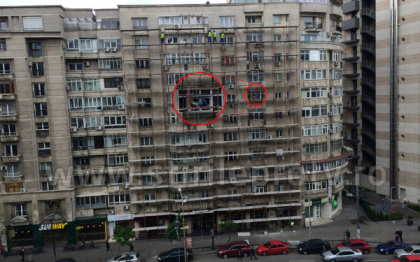 Muncitorul care doarme pe schela, la etajul 6. Imaginile surprinse in centrul Bucurestiului. FOTO Muncitorul care doarme pe schela, la etajul 6. Imaginile surprinse in centrul Bucurestiului. FOTO