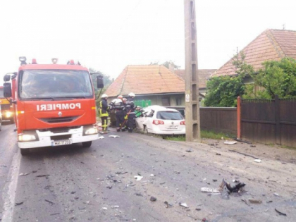 S-au pornit in Germania, insa nu au mai ajuns. Cei doi moldoveni, care s-au stins in accidentul produs pe o sosea din Romania, erau tata si fiu, iar un alt fiu, care se afla pe bancheta din spate, transportat la spital. Detalii noi - FOTO S-au pornit in Germania, insa nu au mai ajuns. Cei doi moldoveni, care s-au stins in accidentul produs pe o sosea din Romania, erau tata si fiu, iar un alt fiu, care se afla pe bancheta din spate, transportat la spital. Detalii noi - FOTO