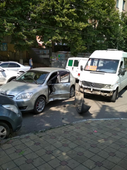 Un microbuz de ruta, implicat intr-un accident, pe o strada din sectorul Botanica al capitalei - GALERIE FOTO Un microbuz de ruta, implicat intr-un accident, pe o strada din sectorul Botanica al capitalei - GALERIE FOTO