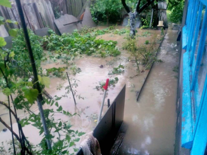 Ploaia din ultimele zile a afectat mai multe raioane din tara: acoperisul unui bloc de locuit a fost distrus, cativa km de drum s-au deteriorat, iar mai multe culturi agricole - distruse - FOTO
