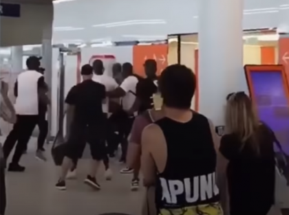 Bataie intre 2 rapperi celebri, pe aeroportul Orly. S-au implicat si prietenii lor - VIDEO Bataie intre 2 rapperi celebri, pe aeroportul Orly. S-au implicat si prietenii lor - VIDEO