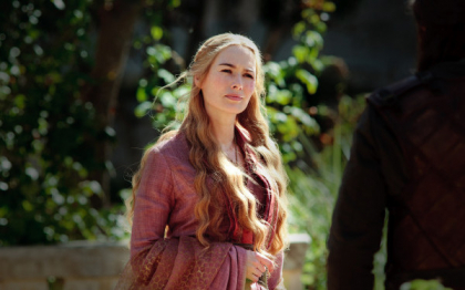 Regina falimentara din GOT. Mai avea doar 5 dolari in cont, insa acum s-a mutat intr-o casa la jumatate din pretul celei vechi Regina falimentara din GOT. Mai avea doar 5 dolari in cont, insa acum s-a mutat intr-o casa la jumatate din pretul celei vechi