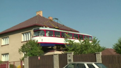 Motivul pentru care un ceh a urcat un tramvai pe casa. Reactia oamenilor Motivul pentru care un ceh a urcat un tramvai pe casa. Reactia oamenilor