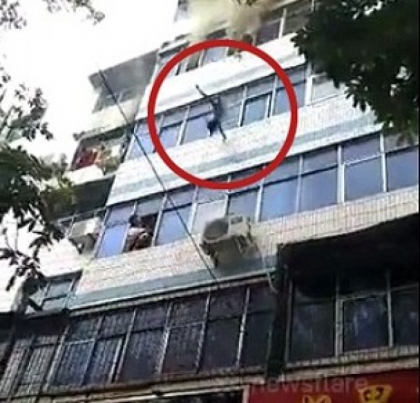 Momentul socant in care o mama din China isi arunca copiii pe geam, pentru a-i salva dintr-un incendiu - VIDEO Momentul socant in care o mama din China isi arunca copiii pe geam, pentru a-i salva dintr-un incendiu - VIDEO