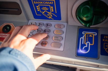 Doi romani au fost arestati in India pentru piratarea a sute de conturi de utilizatori de ATM-uri Doi romani au fost arestati in India pentru piratarea a sute de conturi de utilizatori de ATM-uri