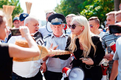 Marina Tauber, cu matura in mana, alunga jurnalisti, de la protestul organizat de partidul Sor: "Mars de aici. Du-te de aici. Ti-am zis odata, mars de aici. La o parte, vreau sa matur aici oleaca" - VIDEO