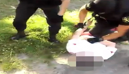 Trei tineri, retinuti pentru santaj. Au cerut o mie de euro de la o doi soti din capitala pentru a nu publica pe internet imagini intime cu ei. Ce mesaje le-au trimis si cum au fost retinuti - VIDEO Trei tineri, retinuti pentru santaj. Au cerut o mie de euro de la o doi soti din capitala pentru a nu publica pe internet imagini intime cu ei. Ce mesaje le-au trimis si cum au fost retinuti - VIDEO