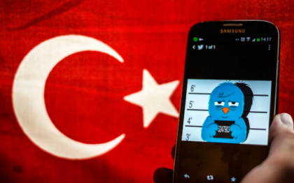 O greseala de tastare pe Twitter i-a adus unui jurnalist din Turcia o pedeapsa de 10 luni de inchisoare O greseala de tastare pe Twitter i-a adus unui jurnalist din Turcia o pedeapsa de 10 luni de inchisoare