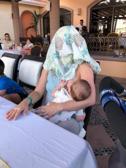 Reactia unei mame care alapta in public, dupa ce i s-a cerut sa se acopere. Imaginea a devenit virala - FOTO Reactia unei mame care alapta in public, dupa ce i s-a cerut sa se acopere. Imaginea a devenit virala - FOTO