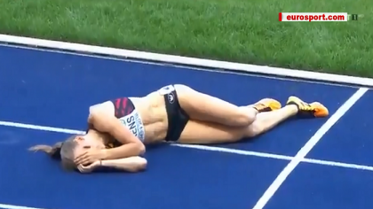 A castigat, insa in loc sa se bucure si-a ajutat o adversara care a cazut inainte de finis. O atleta din Ucraina a dat dovada de fair-play la Campionatul Europei - VIDEO