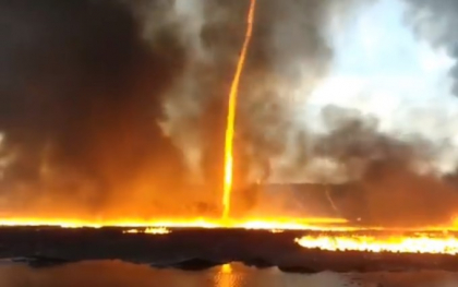 "Tornada de foc", surprinsa de pompierii britanici. Cum s-a format - VIDEO "Tornada de foc", surprinsa de pompierii britanici. Cum s-a format - VIDEO
