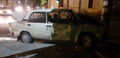 Grav accident pe o strada din capitala. Doua vehicule, un BMW si un VAZ, facute zob, dupa ce s-au ciocnit violent - FOTO