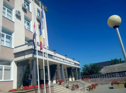 Zi de doliu la Causeni. Institutiile din localitate au arborat in berna drapelul de stat pentru moldovenii care s-au stins in accidentul din Kaluga - GALERIE FOTO Zi de doliu la Causeni. Institutiile din localitate au arborat in berna drapelul de stat pentru moldovenii care s-au stins in accidentul din Kaluga - GALERIE FOTO