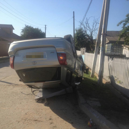 Grav accident cu implicarea a trei masini, printre care si un microbuz cu pasageri, la Cimislia. In urma impactului, un automobil s-a rasturnat, iar soferul a fost transportat in stare grava la spital - GALERIE FOTO