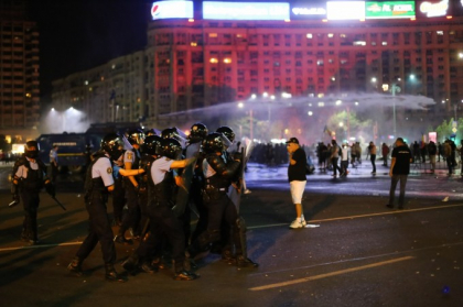 Jandarmeria, primele explicatii despre interventia in forta: "Violenta legitima din partea statului" - VIDEO/FOTO Jandarmeria, primele explicatii despre interventia in forta: "Violenta legitima din partea statului" - VIDEO/FOTO